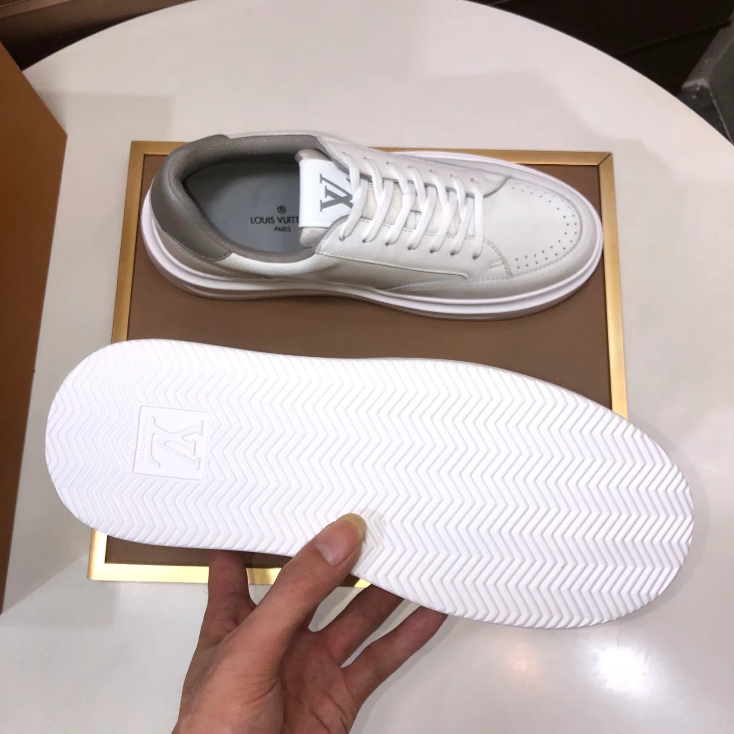 Factory batch 640💰original development, quality shipment, welcome to compare - LV sneaker series sports shoes introduce the loose silhouette of the ready-to-wear series into the spring and summer men's wear shows and make an eye-catching appearance. The cow leather upper is combined with rough fabric laces, and colorful beading highlights the brand's classic elements. LV letters mark the tongue and Monogram floral outsole. Mixed materials Made of top-grain cowhide, thick shoelace design, large Monogram print on the side, mesh lining and cotton feet, the comfort is as extreme as ever, premium heritage, quality first, worth owning! Size: Men’s 38-45 (45 is custom-made and cannot be returned or exchanged)